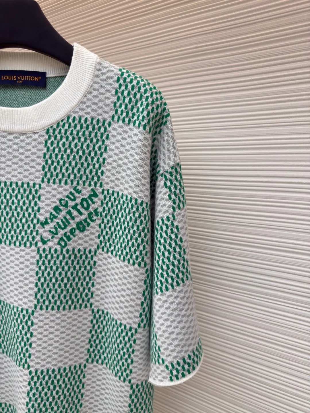 LOUIS VUITTON checkerboard woolen short sleeves ●Authentic product: Purchased and developed by 7989 ●Item No.: 1680122-A35 ●Fabric: combed cotton yarn ●Technology: Woolen ●Version: Fitted version ●Size: XS-S-M-L ●Description: 100% fully combed cotton yarn is used, and the fabric pieces are woven using a Stoll 14-needle ultra-fine machine imported from Germany worth 47W. It is woven at a parallel and even speed with reference to the original single-sided partial net bottom hanging wool structure. Each piece takes 270 minutes to weave. During weaving, 16 sand spits are used to alternately knit back and forth. The number of knitting rows on a single piece of front clothing is as high as 6352. The newly woven garment has a lot of knots. It requires pure manual thread picking and knot head inspection. Only after random inspection can seam picking and washing be carried out. The overall wiring is straight and delicate. The fabric is comfortable and soft, and the color is consistent with no color difference. It can be matched with the same style to create a fashionable look, and can be used in various occasions. Customized accessories, complete with three standards, the same style for men and women!
